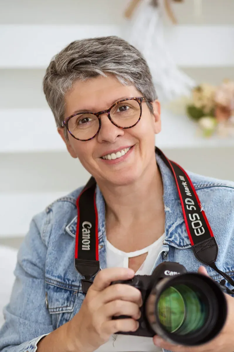 Marcela Kramářová dnes, s fotoaparátem Canon